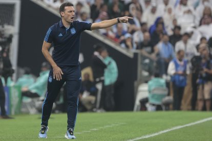 El seleccionador de Argentina Lionel Scaloni reacciona hoy, en la final del Mundial de Fútbol Qatar 2022 entre Argentina y Francia en el estadio de Lusail (Catar).
