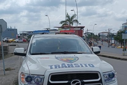 En este vehículo se movilizaban. El patrullero fue llevado a una unidad policial.