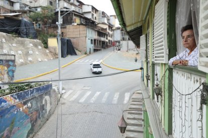 Elva Román recuerda el socavón que le arrebató la alegría el 15 de diciembre del año pasado. Su esposo falleció un mes después, de pena.