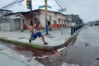 Moradores limpiaron este lunes el sitio en donde se produjo el ataque armado.