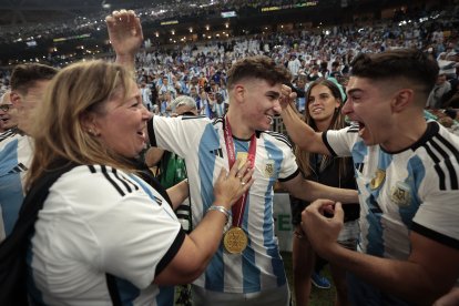 Julian Álvarez (c) de Argentina celebra con su familia el título Mundial.
