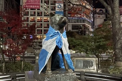 La estatua de Hachiko apareció arropado con la bandera de Argentina.