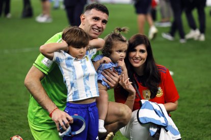 Emiliano Martínez celebrando con su familia en la cancha de Lusail en Catar.