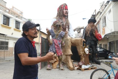 Los artesanos trabajan en algunos monigotes que todavía no están culminados.