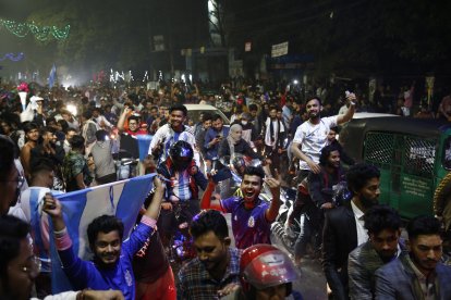 Bangladeshi soccer fans celebrate the victory of Argentina against France in the FIFA World Cup Qatar 2022 final match between Argentina and France at the Dhaka University area, in Dhaka, Bangladesh, 18 December 2022. (Mundial de Fútbol, Francia, Catar) EFE/EPA/MONIRUL ALAM