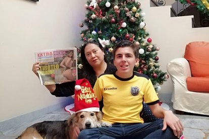 Jenny Morán con su sobrino ahijado Amir  Velásquez, a quien le compró un presente con el billete que se ganó. Con ellos su mascota, Muñeca.