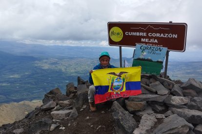 La pequeña Dayra durante uno de sus  primeros ascensos a la cumbre de una montaña.
