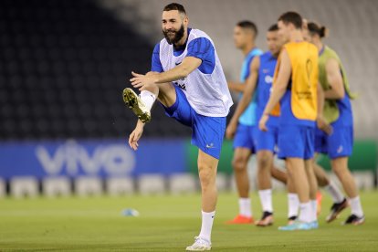 Karim Benzema entrenó en Catar junto a la selección de Francia antes de ser descartado por lesión.