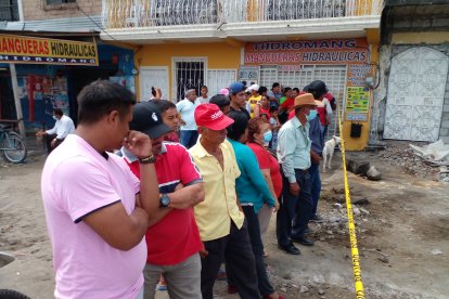 Moradores se acercaron para observar el levantamiento de indicios en la mañana del 19 de diciembre.