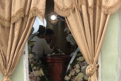 Allegados y familiares se reunieron para darle el último adiós a Armando.
