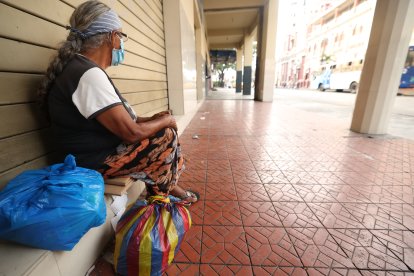 ANICIANA QUE VIVE EN LA CALLE A LA ESPERA DE PERSONAS QUE LE REGALEN PARA COMER 18 DE DICIEMBRE DEL 2022 GUAYAQUIL-ECUADOR