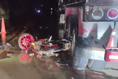 Debido a la falta de iluminación en la vía, el conductor chocó. Producto de la colisión terminó sin vida.