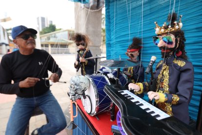 TITERITERO VENEZOLANO QUE LLEVA SU ESPECTACULO AL MALECON 2000 18 DE DICIEMBRE DEL 2022 GUAYAQUIL-ECUADOR