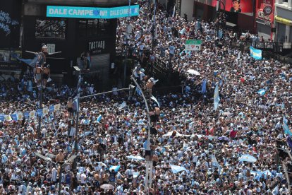 Hinchas de Argentina celebran en los alrededores del Obelisco en Buenos Aires.