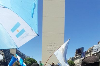 La bandera de Ecuador en el sector del Obelisco en el centro de Buenos Aires.