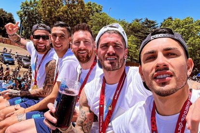 En el bus de Argentina: Otamendi, De María, Messi, De Paúl y Leandro Paredes.