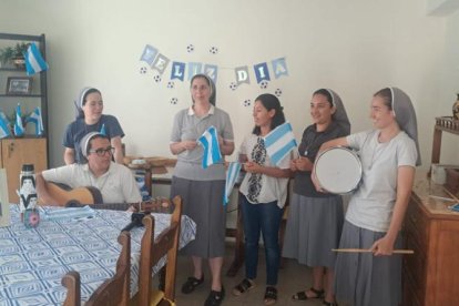 Las Hermanas Esclavas del Corazón de Jesús se hicieron virales por su aliento a la Albiceleste.