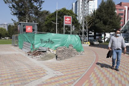 En la parada La Carolina todavía hay materiales de construcción arrumados.