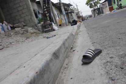 Una zapatilla, que pertenecería al joven, quedó tirada sobre la calzada.