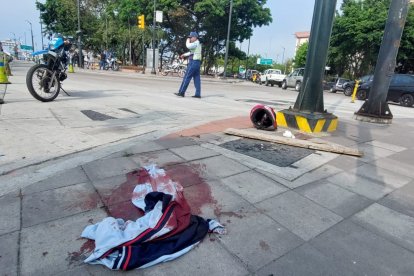 El casco de uno de los heridos quedó sobre el parterre de la vía.