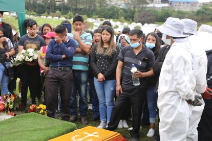 Familiares se despiden de Abigail durante su entierro.