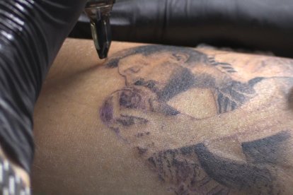 Una persona se hace un tatuaje de Lionel Messi besando la Copa del Mundo, el 20 de diciembre de 2022 en Rosario (Argentina). El furor por Messi no tiene límite. Menos aún en Rosario, la ciudad que lo vio nacer, donde algunos de los principales salones de tatuaje no dan abasto para atender las solicitudes recibidas para inmortalizar en la piel el rostro del ídolo, tras ganar Argentina el domingo pasado su tercer Mundial.