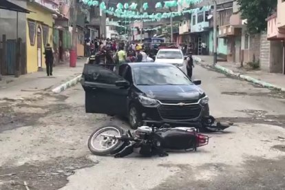 Al parecer, las víctimas, que iban en el carro, habrían tratado de tumbar a sus atacantes.