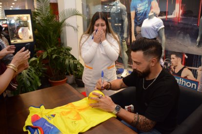 La emoción les ganó a varias aficionadas al conocer al arquero mundialista Hernán Galíndez. Se llevaron abrazos, autógrafos y fotos.