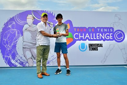 Tyrone Flores (i), vicepresidente de la Federación Deportiva de Guayas y de la Ecuatoriana de Tenis impulsó los torneos nacionales e internacionales que se dieron en el país.