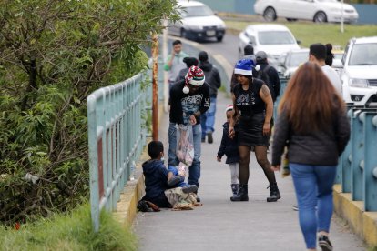 Elías, su amiga Belén y su  hija recorren el barrio El Recreo para entregar caramelos a los trabajadores y en situación de calle.