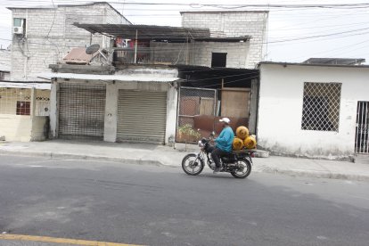 Uno de los crímenes, por el que murió una mujer, fue en el exterior de dos locales comerciales.
