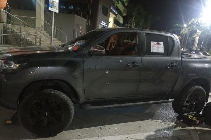 El carro tiene huellas de los balazos y alrededor, los agentes encontraron catorce casquillos de bala.