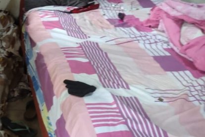 El cuerpo de la mujer fue hallado junto a su cama.