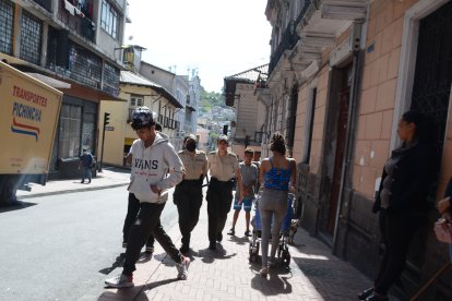 Policías realizan rondas preventivas por el sector para ubicar a las trabajadoras sexuales ‘falsetas’.