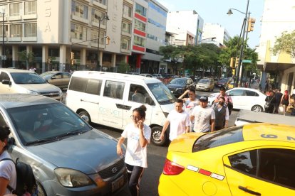 En las calles del centro de Guayaquil, por las compras navideñas, se forman atolladeros que complican la movilidad.