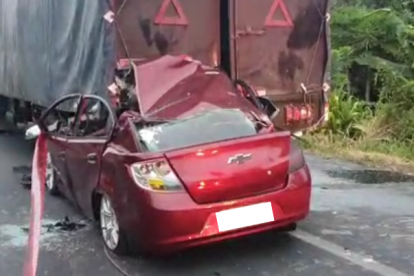 El carro liviano quedó por debajo del tráiler.