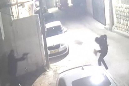 El criminal sacó una ametralladora improvisada e intentó abrir fuego contra los agentes, pero el arma se atascó y el atacante huyó del edificio.