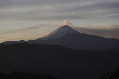La columna de ceniza se desplazó con dirección al sur, señaló el Servicio Nacional de Gestión de Riesgos y Emergencias del Ecuador.