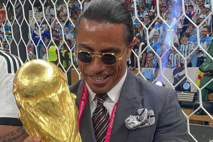 Nusret Gokçe, el famoso chef que robó el protagonismo a los argentinos tras ganar el Mundial.