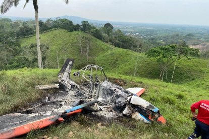 Personal del Cuerpo de Bomberos de Santa Rosa, llegó al sitio para enfriar el área.