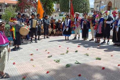 En Saraguro organizan un acto que incluye una procesión con la figura del Niño Jesús de la iglesia parroquial a la casa del organizador de la fiesta.
