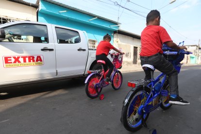 Kiara y  Kael  no dudaron en subirse a sus bicicletas y dar un paseo en el barrio donde viven.