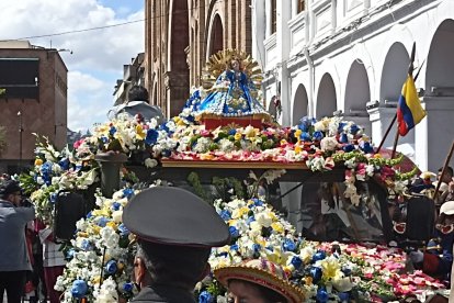 Niños, jóvenes y ciudadanos en general se unieron para retomar la procesión que remarca la identidad interior de los cuencanos.