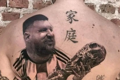 Este tatuaje ha sido bautizado en las redes sociales como el 'Messi gordo'.