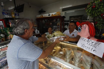 David Velasco llegó  a dejar su  ‘pollito’, como lo llamaba al pavo, en ‘manos’ de Luis.