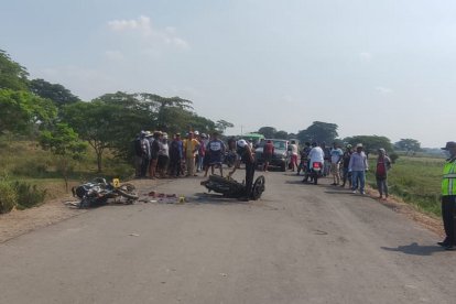 Los vehículos livianos quedaron ‘abollados’ sobre la vía Palestina-Macul, Guayas.