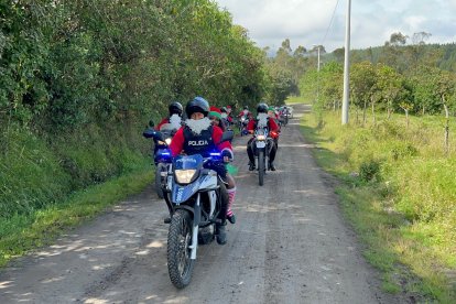 Los agentes salieron vestidos con trajes navideños.