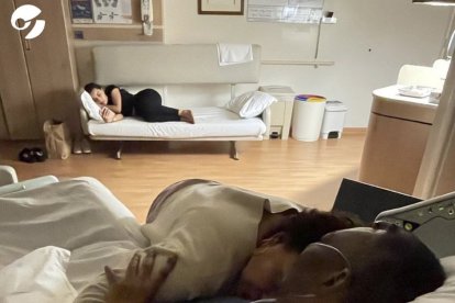 En la habitación de Pelé, un familiar reposa en el pecho del 
exjugador.