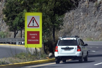 En algunos puntos conflictivos de la vía hay señalización para que los conductores transiten con precaución.