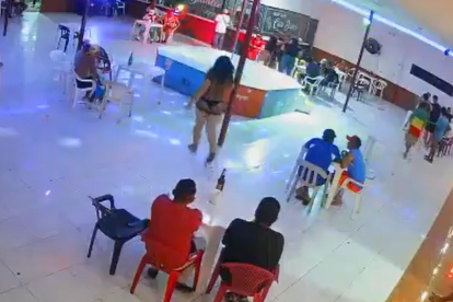 El hecho sucedió en un night club de Babahoyo y quedó registrado en cámara de establecimiento.